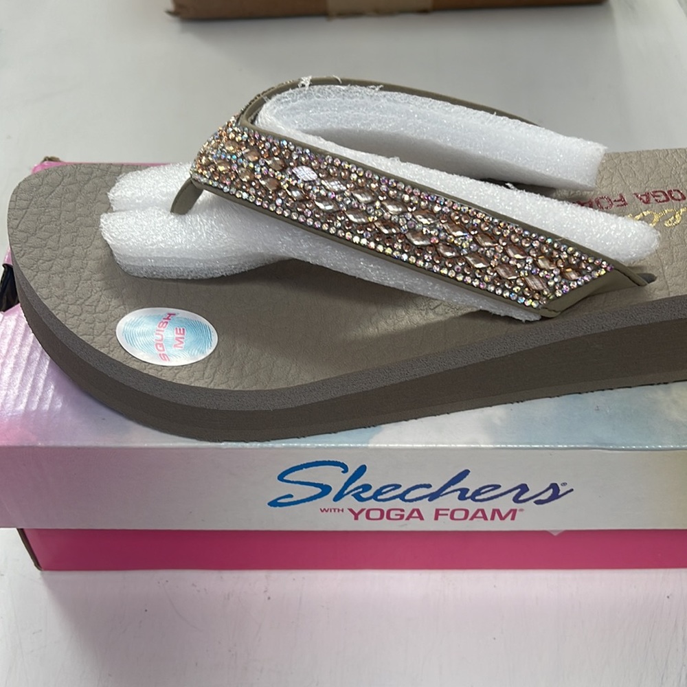 Sketchers Yoga foam sandals new in box size 10
